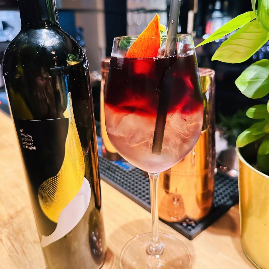 Trenutno pregledavate Prvi Signature Wine Cocktail u regiji – Oduševite svoja osjetila!